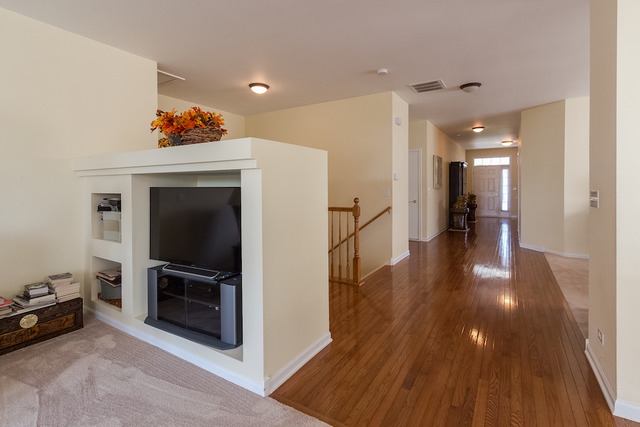 5924 Leeds Rd, Hoffman Estates, IL 60192 photo 2