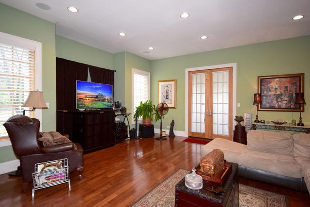 801 E Oakwood Blvd, Chicago, IL 60653 photo 9