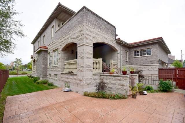 801 E Oakwood Blvd, Chicago, IL 60653 photo 2