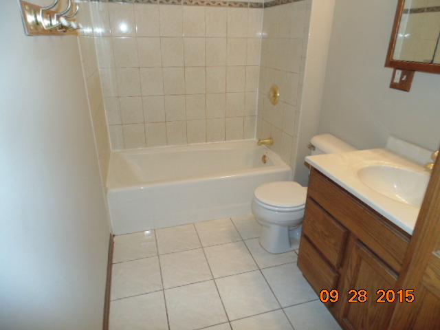 469 Hampton Ln, Roselle, IL 60172 photo 8