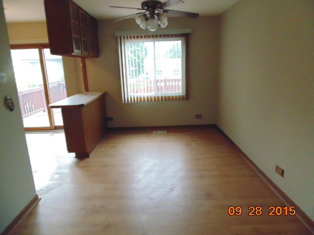 469 Hampton Ln, Roselle, IL 60172 photo 4