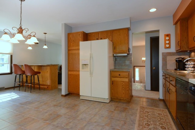 138 Circle Dr, Montgomery, IL 60538 photo 8