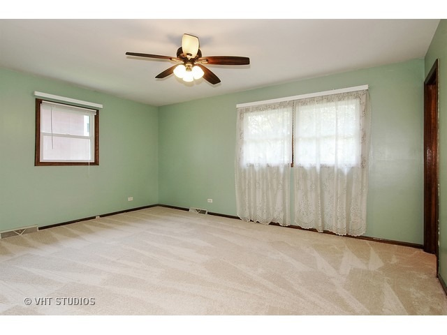 19 Lockman Cir, Elgin, IL 60123 photo 9