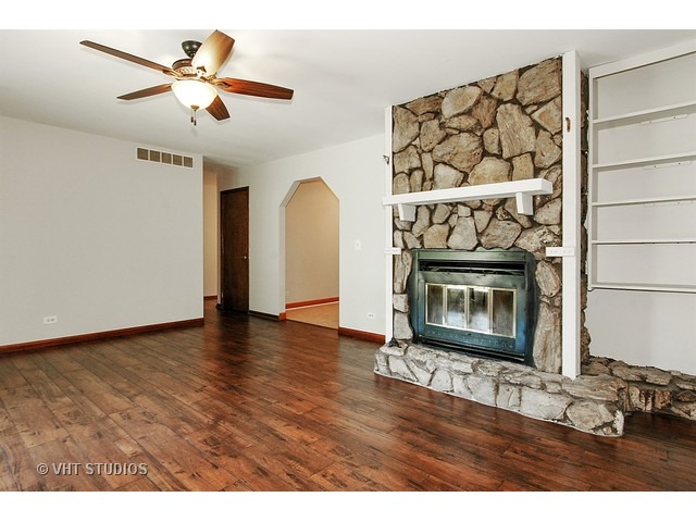 19 Lockman Cir, Elgin, IL 60123 photo 3