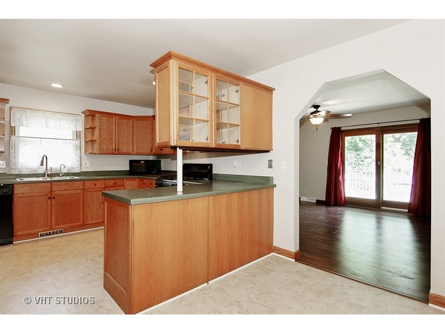 19 Lockman Cir, Elgin, IL 60123 photo 6