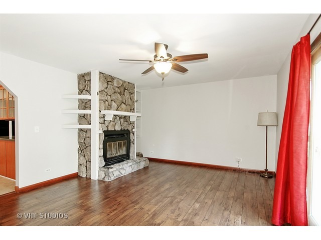 19 Lockman Cir, Elgin, IL 60123 photo 2