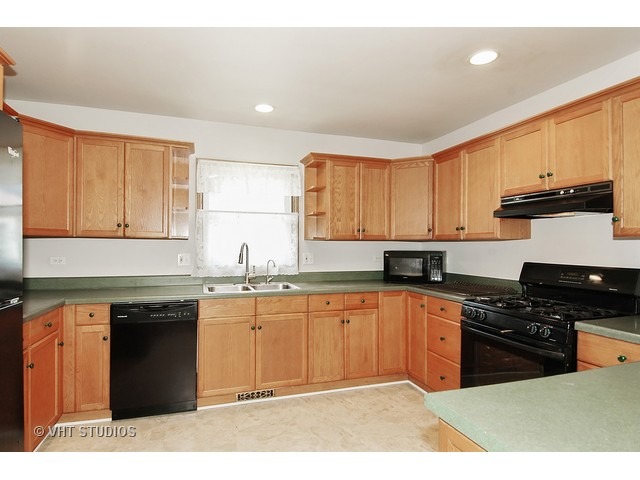19 Lockman Cir, Elgin, IL 60123 photo 5