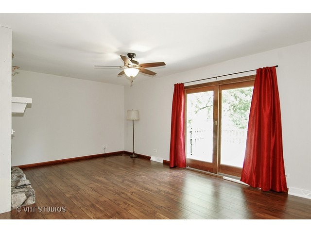 19 Lockman Cir, Elgin, IL 60123 photo 4