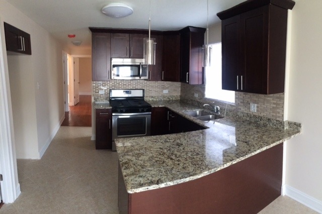 618 E 102nd St, Chicago, IL 60628 photo 2