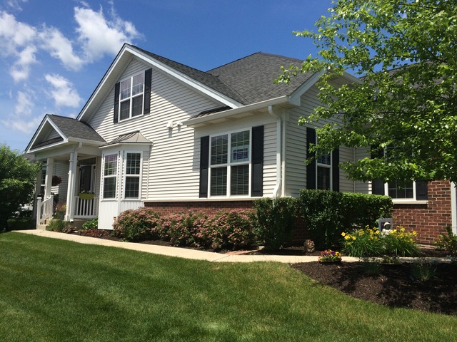 1012 Riviera Dr, Elgin, IL 60124 photo 1