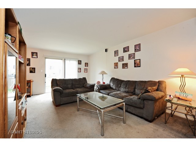 716 Lakeside Cir Dr, Wheeling, IL 60090 photo 2