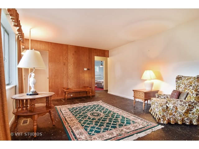 1070 Ash Rd, Hoffman Estates, IL 60169 photo 2