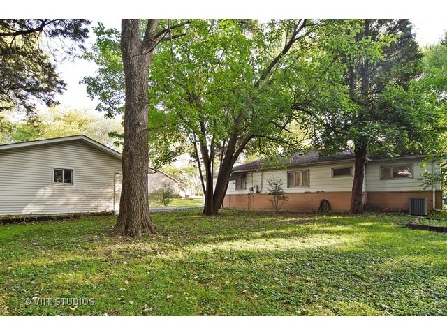 1070 Ash Rd, Hoffman Estates, IL 60169 photo 9