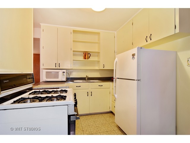 1070 Ash Rd, Hoffman Estates, IL 60169 photo 3