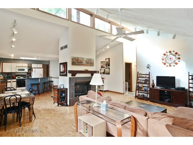 610 E Cedar Ln, Mount Prospect, IL 60056 photo 3