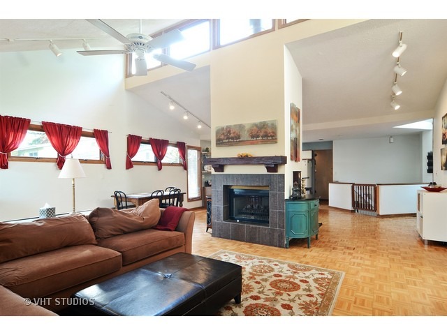 610 E Cedar Ln, Mount Prospect, IL 60056 photo 2