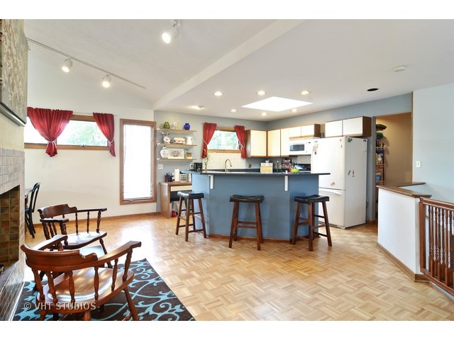 610 E Cedar Ln, Mount Prospect, IL 60056 photo 4