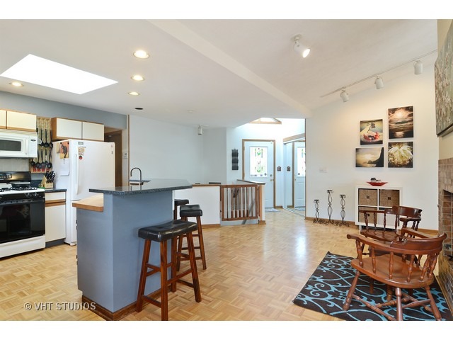 610 E Cedar Ln, Mount Prospect, IL 60056 photo 5