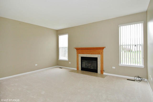 618 Erin Dr, Elgin, IL 60124 photo 2