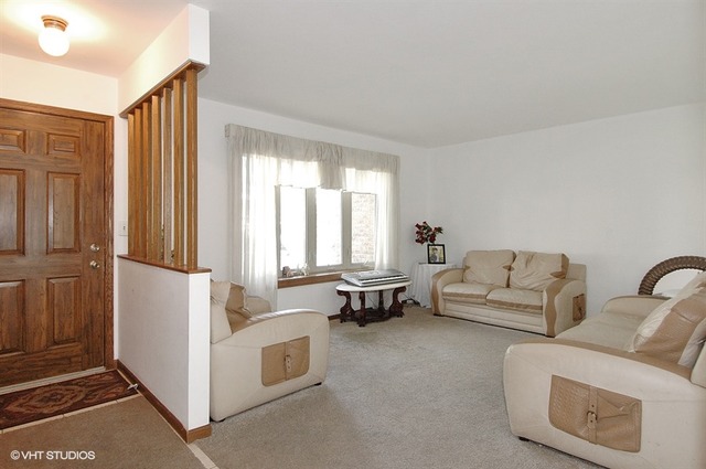 701 Algona Ave, Elgin, IL 60120 photo 2