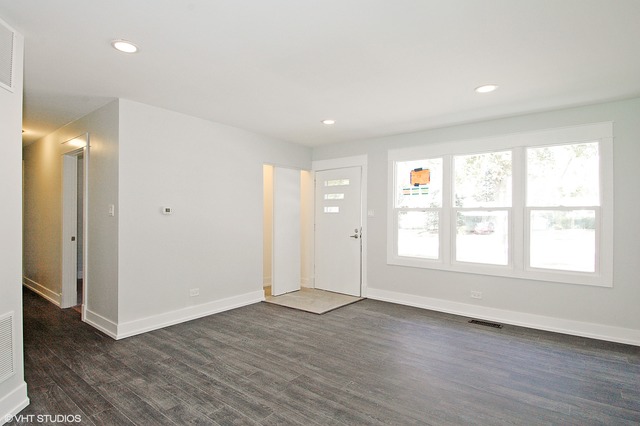 425 Bode Rd, Hoffman Estates, IL 60169 photo 2