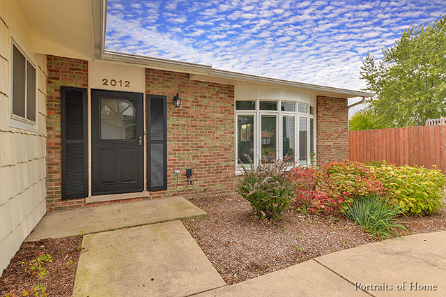 2012 Nottingham Ln, Wheaton, IL 60189 photo 2