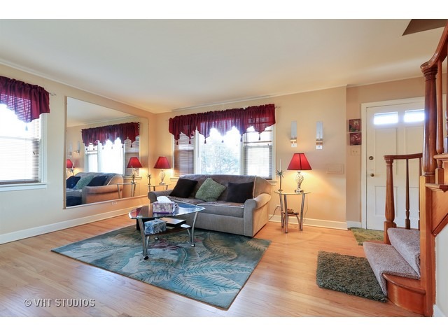 2011 Sunset Dr, Des Plaines, IL 60018 photo 2