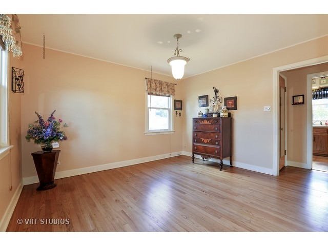 2011 Sunset Dr, Des Plaines, IL 60018 photo 4