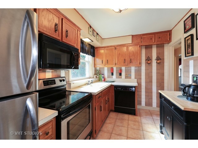 2011 Sunset Dr, Des Plaines, IL 60018 photo 3