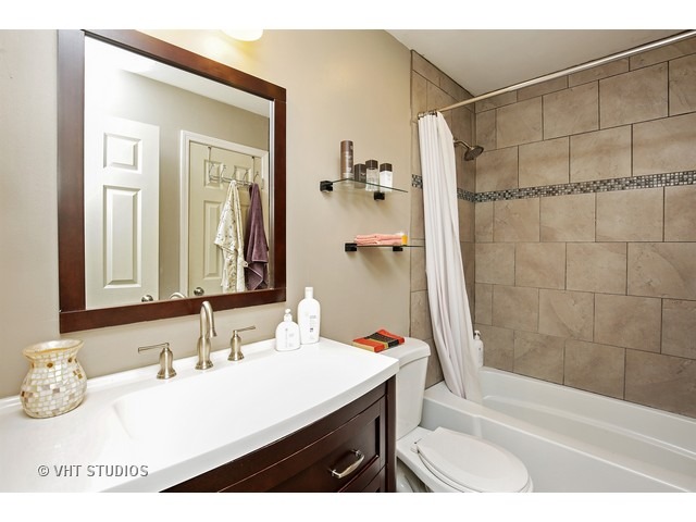 720 Thoreau Dr, Elgin, IL 60120 photo 12