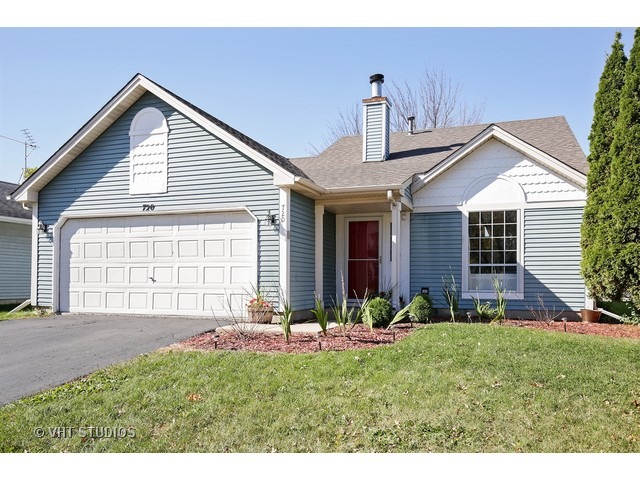 720 Thoreau Dr, Elgin, IL 60120 photo 1