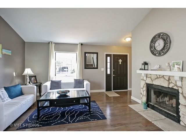 720 Thoreau Dr, Elgin, IL 60120 photo 3