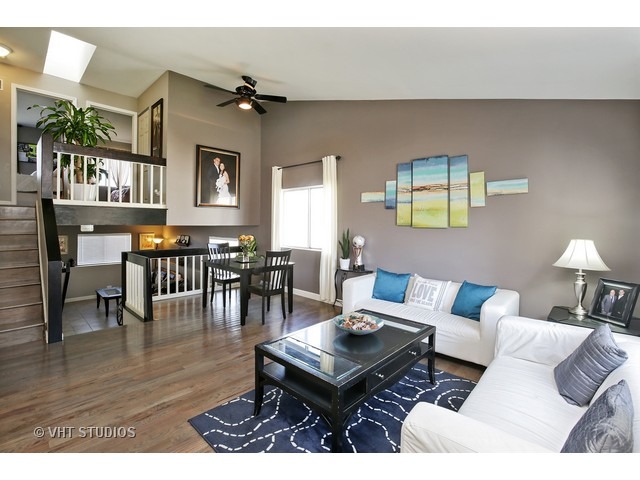 720 Thoreau Dr, Elgin, IL 60120 photo 2