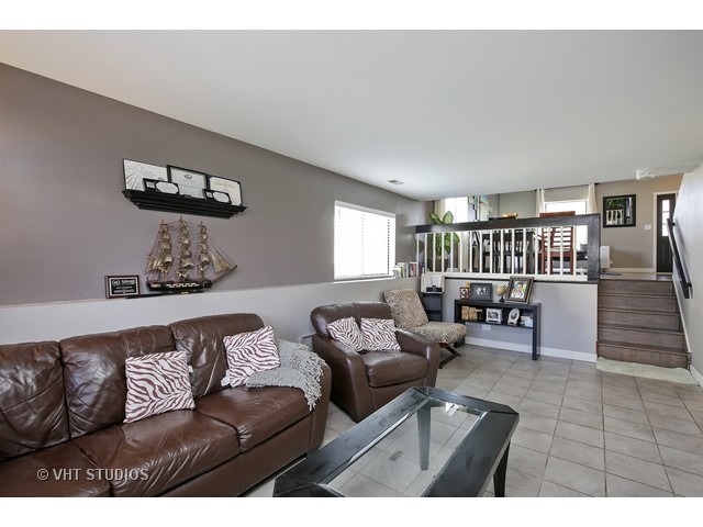 720 Thoreau Dr, Elgin, IL 60120 photo 4