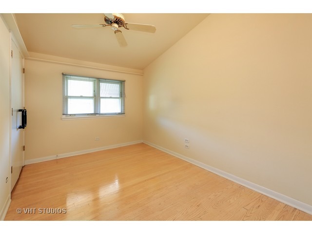 1083 Marshall Dr, Des Plaines, IL 60016 photo 8