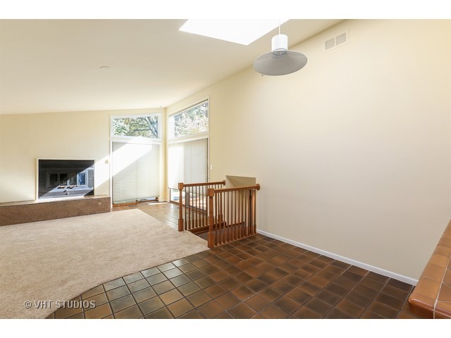 1083 Marshall Dr, Des Plaines, IL 60016 photo 4
