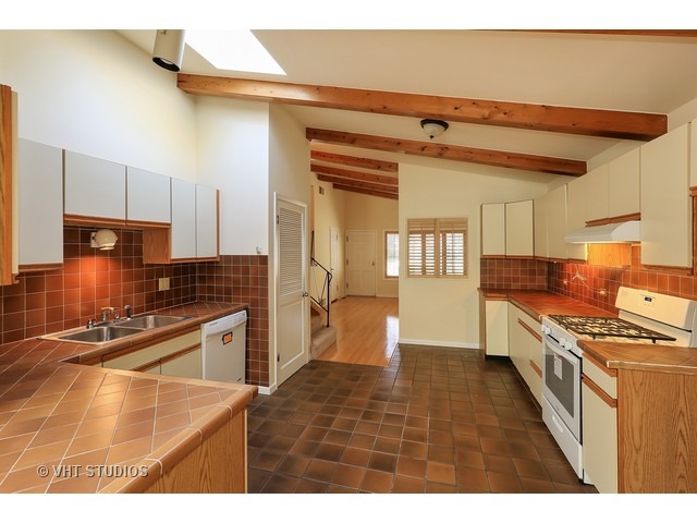 1083 Marshall Dr, Des Plaines, IL 60016 photo 3