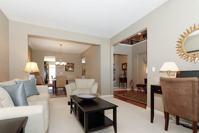 573 Waterford Rd, Elgin, IL 60124 photo 5