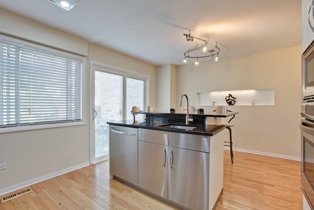 220 W Coventry Pl, Mount Prospect, IL 60056 photo 5