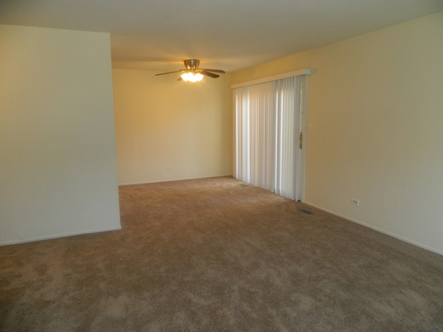 2000 Garden Ter, Hoffman Estates, IL 60169 photo 2