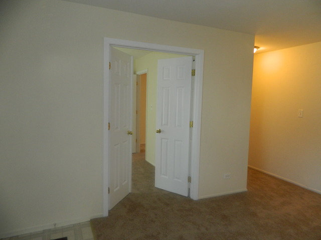 2000 Garden Ter, Hoffman Estates, IL 60169 photo 5