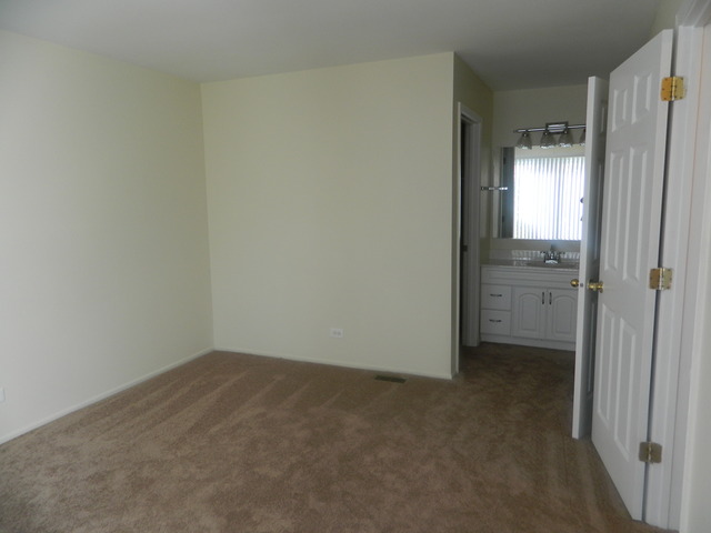 2000 Garden Ter, Hoffman Estates, IL 60169 photo 6