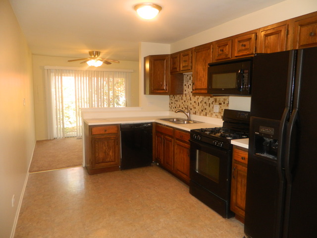 2000 Garden Ter, Hoffman Estates, IL 60169 photo 4