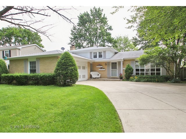 3337 Maple Leaf Dr, Glenview, IL 60026 photo 1
