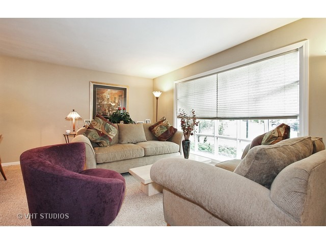 3337 Maple Leaf Dr, Glenview, IL 60026 photo 2