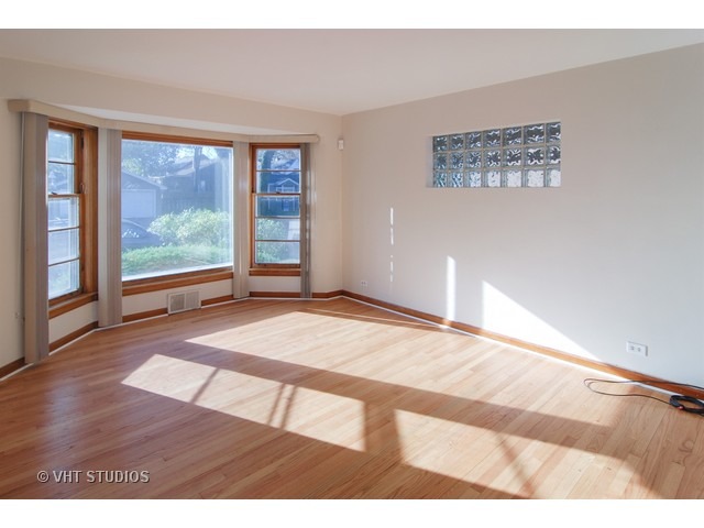 328 E Quincy St, Riverside, IL 60546 photo 2