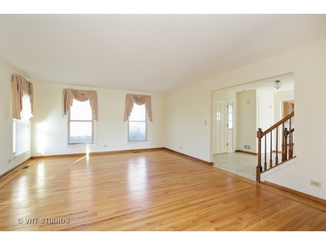 1415 Michelline, Hoffman Estates, IL 60192 photo 3