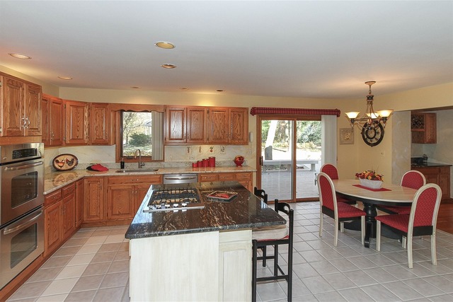 990 La Costa Ave, Bartlett, IL 60103 photo 2