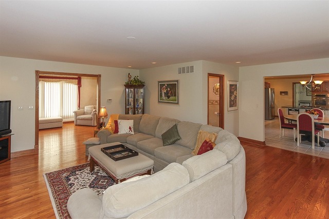 990 La Costa Ave, Bartlett, IL 60103 photo 11
