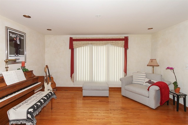 990 La Costa Ave, Bartlett, IL 60103 photo 8